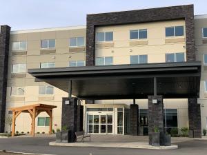 考特尼Holiday Inn Express & Suites - Courtenay - Comox, an IHG Hotel的前面有遮篷的办公楼