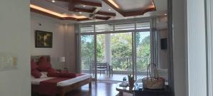 曼巴豪Camiguin Lanzones Resort的带沙发和大窗户的客厅