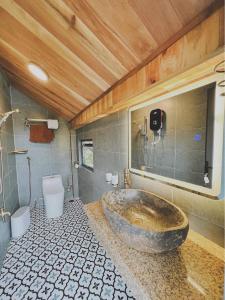 波来古市Mộc An Nhiên Farmstay的一间带大型石头浴缸和卫生间的浴室