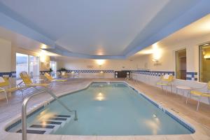 威廉波特威廉波特费尔菲尔德万豪套房酒店的酒店的大型游泳池配有桌椅