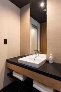 福冈The358 SORA的浴室设有白色水槽和镜子