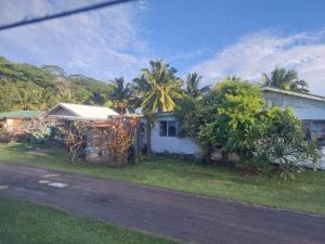 AmuriAitutaki Budget Accommodation的路边的房子