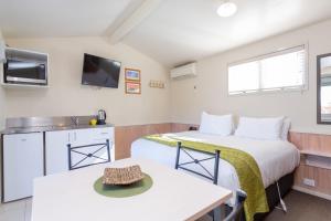 陶波陶波湖度假村 的一间小房间,配有两张床和厨房