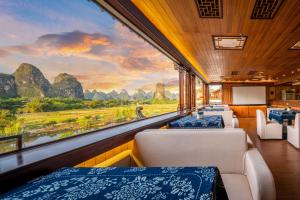 阳朔阳朔画景山庄的一辆带床的火车车,享有山景