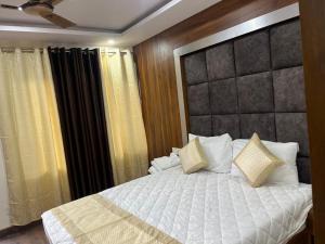 乔斯希马特HOTEL SHAILJA & AD CONTINENTAL RESTAURANT的卧室配有一张带白色床单和枕头的大床。
