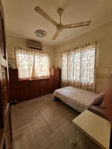 艾尔克如艾巴伊特民宿的一间卧室设有一张床和两个窗户。