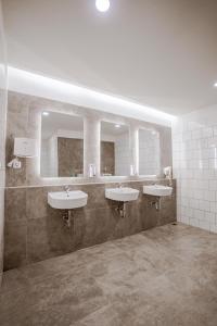 雅加达Bobopod Juanda, Jakarta的浴室设有3个水槽和2面镜子