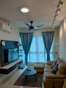 吉隆坡Da Best Guesthouse One Maxim Sentul Nice Cozy Condo 3 Rooms Aircond in Sentul KL的带沙发和吊扇的客厅