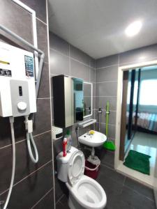 吉隆坡Da Best Guesthouse One Maxim Sentul Nice Cozy Condo 3 Rooms Aircond in Sentul KL的一间带卫生间和水槽的浴室