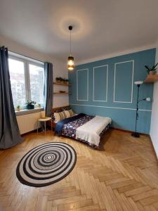 华沙Perfect location, cozy flat的卧室铺有木地板,配有一张床