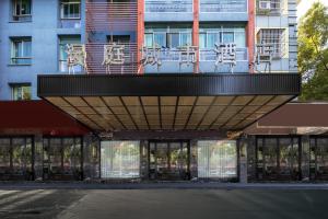 义乌Yiwu Manting Hotel International Trade City义乌漫庭酒店的一座带阳台的建筑