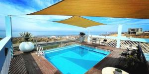 新港Capitan Boutique Resort的海景阳台上的游泳池