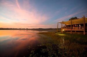 BiboohraWild Nature Lodge, Mareeba Wetlands的湖畔的凉亭