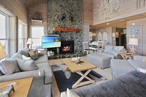 印第安帕斯Coastawhile by Pristine Properties Vacation Rentals的带沙发和壁炉的客厅