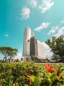 巴淡岛中心巴塔姆中心哈里斯酒店的花田前的高楼