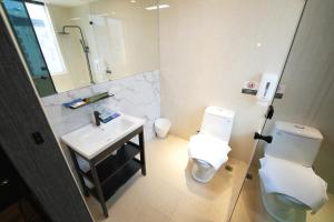 台北璞乐米窝的一间带水槽、卫生间和镜子的浴室