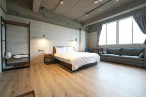 台北璞乐米窝的一间卧室配有一张床和一张沙发