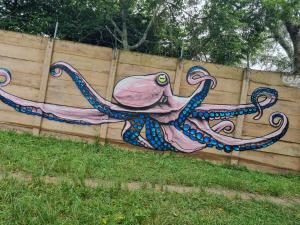 索德瓦纳湾Kaia Homestead的木栅栏上的章鱼画