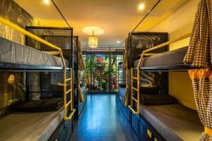 阿伯来The Hosteller Goa, Arpora的带两张双层床的客房和走廊