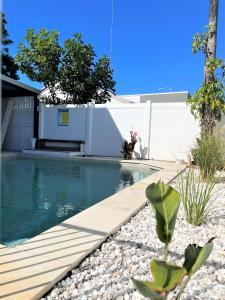 黄金海岸Aqua Blue Motel的一座房子后院的游泳池