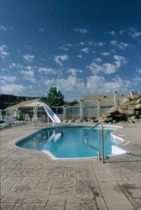 莱斯布里奇Paradise Canyon Golf Resort, Signature Walkout Condo 382的一座大楼内带水滑梯的游泳池