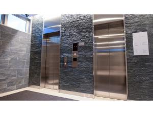 福冈ＹＯＵ ＳＴＹＬＥ ＨＯＴＥＬ ＨＡＫＡＴＡ - Vacation STAY 16012v的建筑物的一排电梯门