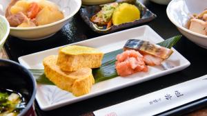 福冈ＹＯＵ ＳＴＹＬＥ ＨＯＴＥＬ ＨＡＫＡＴＡ - Vacation STAY 16012v的桌上放有寿司的盘子