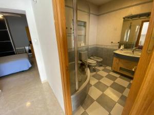 圣马丁德拉韦加Casa Nala: Warner, Madrid y Toledo a un paso的带淋浴、卫生间和盥洗盆的浴室