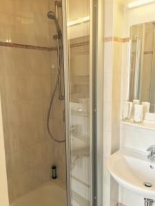 赫斯巴赫戈贝酒店的带淋浴和盥洗盆的浴室