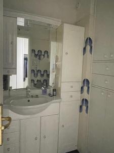 蒙特卡罗F1 Exclusive 100-sqm Monaco Apartment with Private Parking的一间带水槽和镜子的浴室