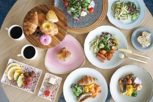 横滨Mitsui Garden Hotel Yokohama Minatomirai Premier的一张桌子,上面放着食物盘