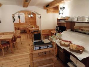 克拉尼斯卡戈拉Hotel ŠURC的铺有木地板的厨房和带桌子的用餐室