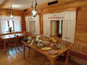 克拉尼斯卡戈拉Hotel ŠURC的用餐室配有餐桌和食物