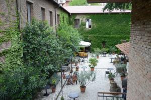 第比利斯第比利斯酒店的户外庭院设有桌椅和植物