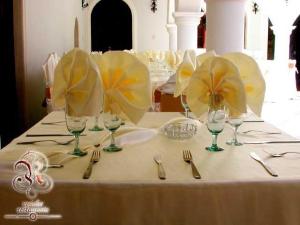 波托西圣特雷酒店的一张桌子,上面放有叉子和勺子,还有酒杯