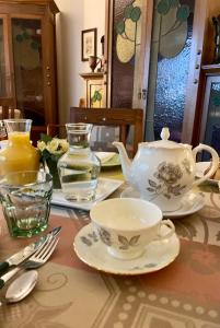 Ozzano Monferrato毗邻四季住宿加早餐旅馆的茶壶和茶壶