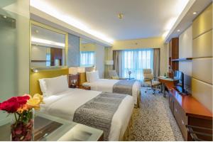 北京北京国际艺苑大酒店的酒店客房设有两张床和电视。