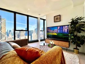 墨尔本Highrise best location 2baths的带沙发和大电视的客厅