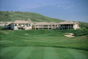 莱斯布里奇Paradise Canyon Golf Resort, Signature Luxury Villa 382的一座带房屋和绿色植物的高尔夫球场
