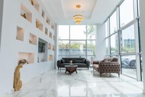 伊斯坦布尔The Hera Maltepe Otel & Spa的客厅配有两张沙发和一张桌子