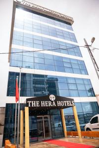 伊斯坦布尔The Hera Maltepe Otel & Spa的一座建筑,上面有标志,上面写着海洛酒店的读物