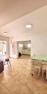 提比里亚דירת נופש במרכז טבריה的客厅配有绿色乒乓球桌