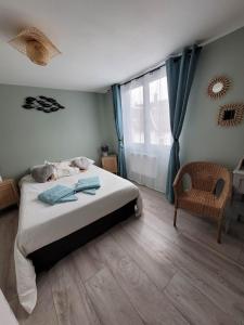 欧村Maison d'hôtes "At'Home"的卧室配有床、椅子和窗户。