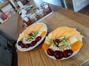 欧村Maison d'hôtes "At'Home"的桌上的两盘水果和蔬菜