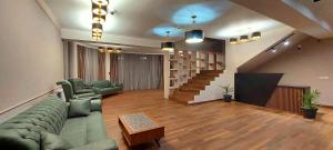 克瓦雷利Tilia Kvareli Resort的带沙发和楼梯的客厅