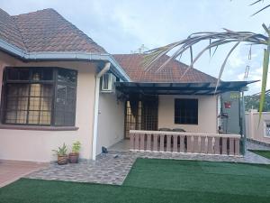 马西Rinting Corner Islamic Homestay, Pasir Gudang的一个带门廊和围栏的房子