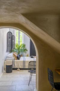 纳克索乔拉Euphoria Chora Naxos的卧室配有一张床和一张桌子及椅子