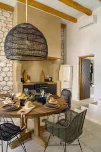 纳克索乔拉Euphoria Chora Naxos的厨房配有木桌和椅子