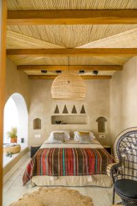 纳克索乔拉Euphoria Chora Naxos的一间卧室设有一张床和木制天花板
