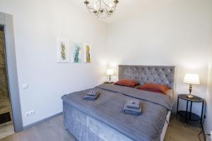 尤尔马拉New apartment LOFT MAJORI with terrace的一间卧室配有一张带橙色枕头的大床
